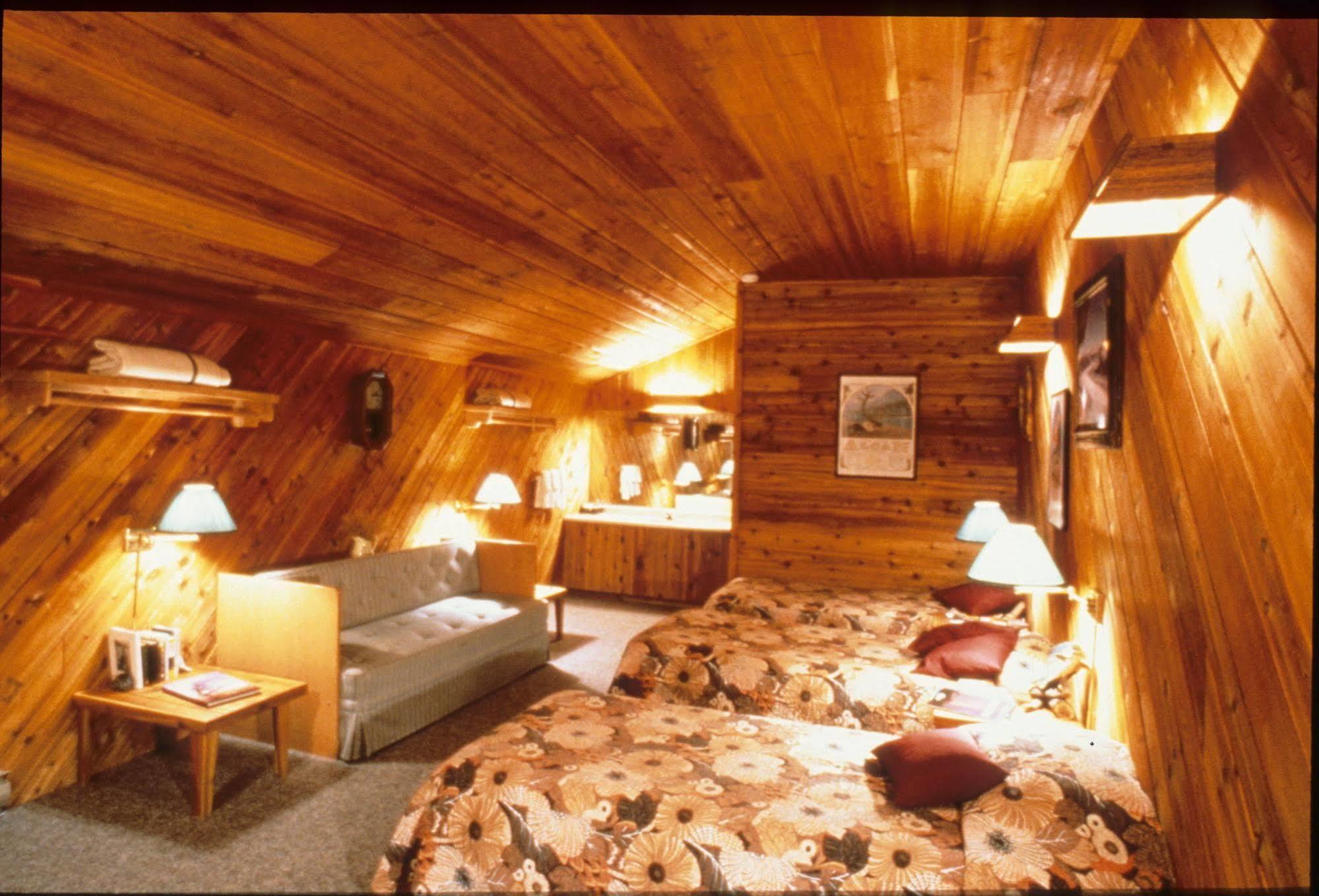 Inconnu Lodge Mcevoy Lake Dış mekan fotoğraf