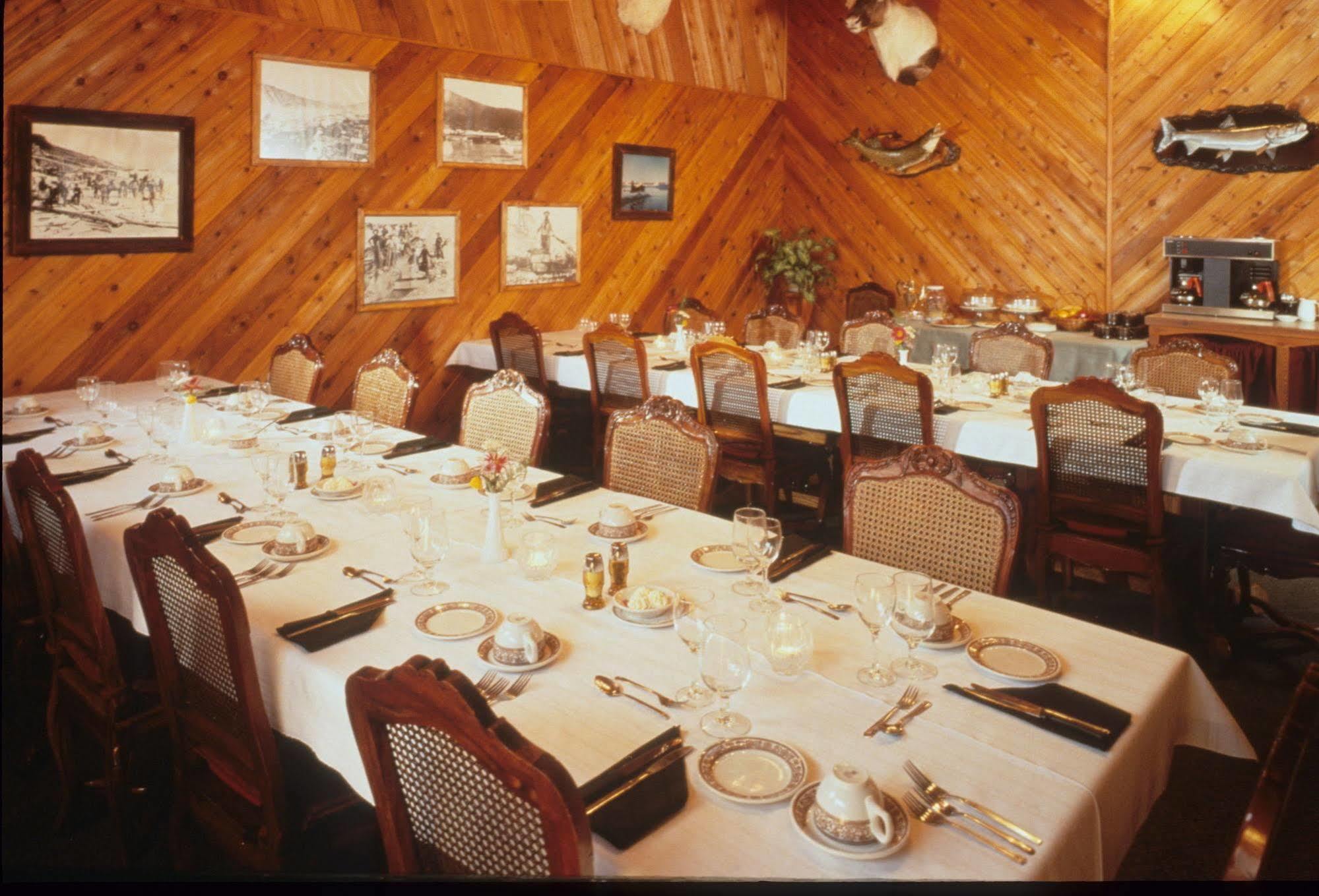 Inconnu Lodge Mcevoy Lake Dış mekan fotoğraf